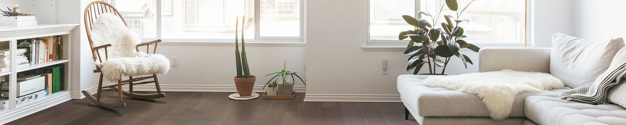 Living room with hardwood floor from Matson Rugs, Inc in Berlin, CT